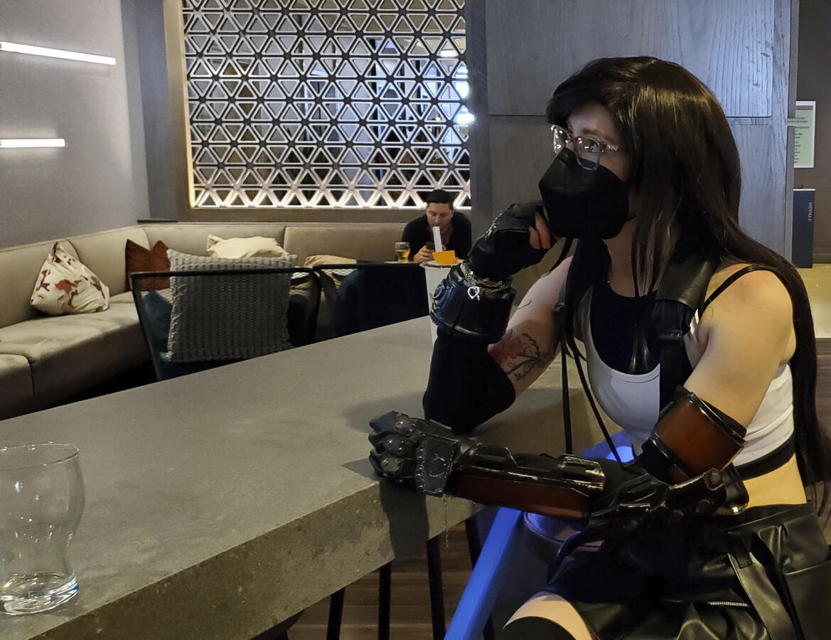 FanimeCon 2024 (Saturday) 📸 Sarah Hendry at the Marriott Hotel bar