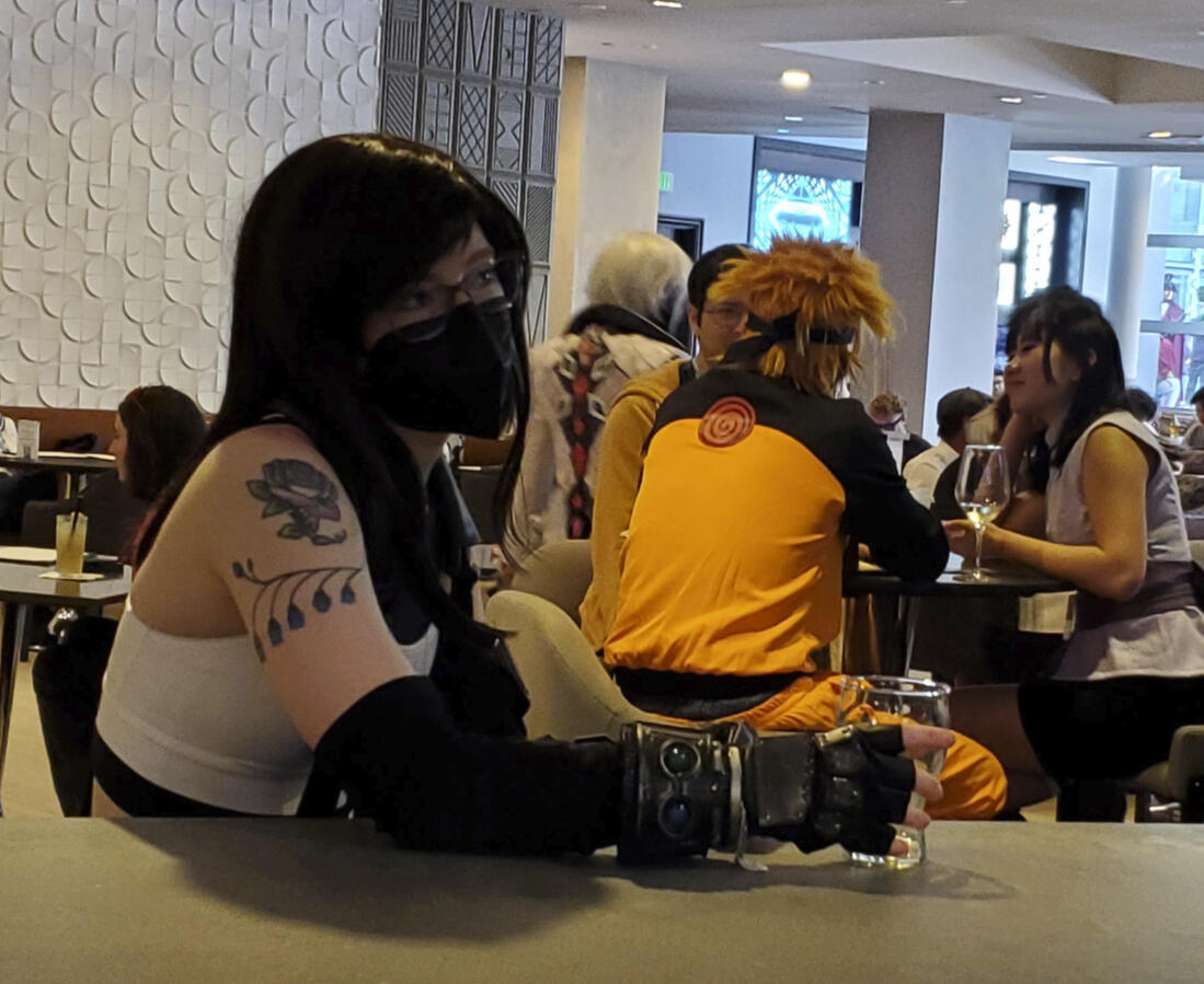 FanimeCon 2024 (Saturday) 📸 Sarah Hendry at the Marriott Hotel bar